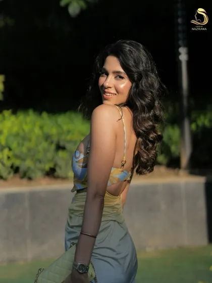 A happy, sun-kissed shot showing off these beautiful beachy waves. This style is perfect for a daytime event or a summer party.