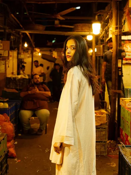 A look back in a crowded market. This shot captures a fleeting moment, making it feel very dynamic and real.