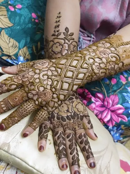 A stunning design showing a mix of floral work and a classic diamond-shaped jaali pattern. The contrast between the two styles is what makes it so special.