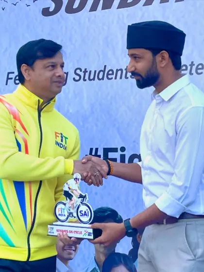A handshake of appreciation at the Fit India cycling event. Collaborating with national movements like Fit India is central to my mission.