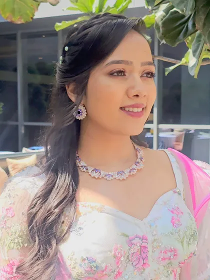 A perfect look for a daytime wedding carnival. I kept the makeup fresh and bright with a pop of color on the lips and subtle eye makeup, paired with a beautiful half-up hairstyle with delicate pearl details.