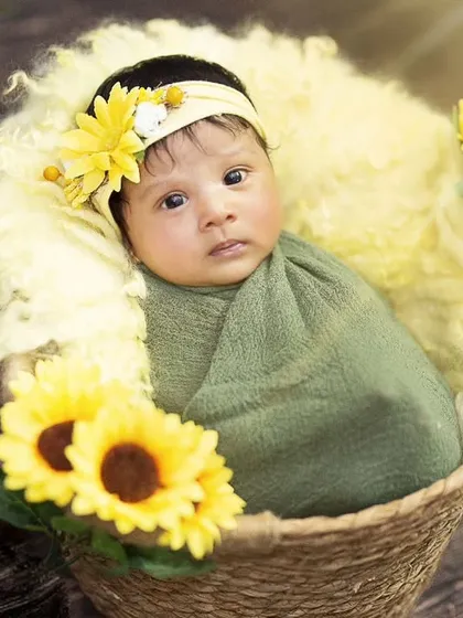A close-up on this little sunflower. I use high-quality props and swaddles to ensure every detail of the photo is perfect.