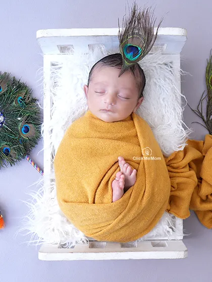For his first Janmashtami, we celebrated this little one as our own 'Natkhat Nandlal'. I love incorporating cultural themes that are meaningful to your family, complete with details like the peacock feather.