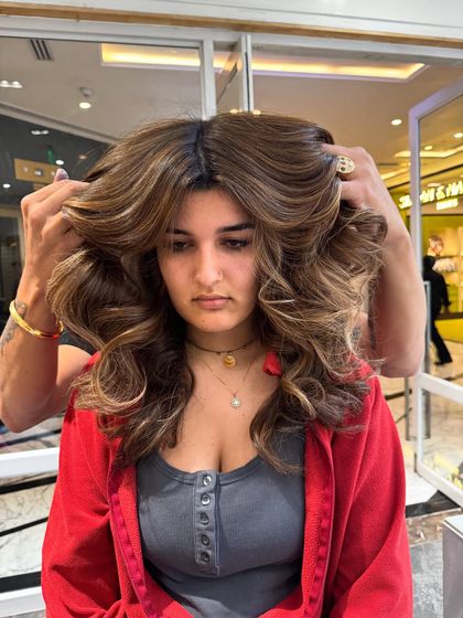 This shot captures the full, bouncy volume of the no-bleach balayage. The color and style work together to create a stunning, head-turning look.