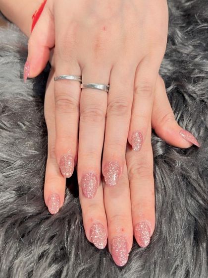 Elegant and sparkly, these nails are fully coated in a fine pink glitter polish for a dazzling yet sophisticated finish.