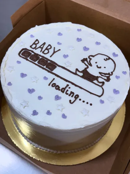 A cute and simple "Baby loading..." cake. This minimalist design is a fun and modern way to announce a pregnancy or celebrate at a casual baby shower.