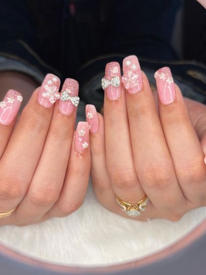 A full view of the glamorous pink glitter set with 3D flowers and rhinestone bows.