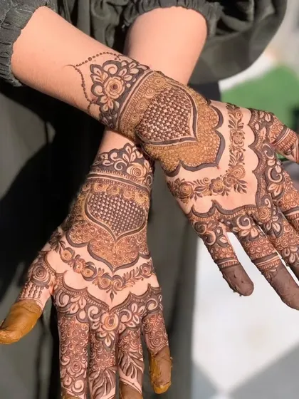 The front view of this trending design for Eid. The heart-shaped pattern on the palm is filled with a delicate net, surrounded by floral borders.