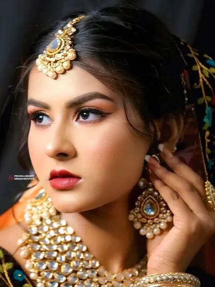 A portrait of pure elegance. Our makeup artistry courses focus on creating a flawless base, enhancing features, and achieving that perfect soft glam glow for a truly unforgettable bridal look.