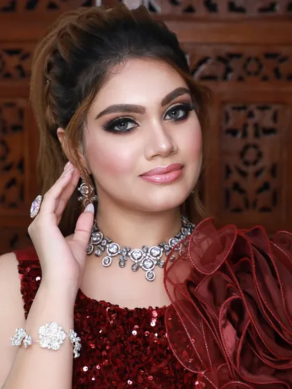 For a sophisticated reception or cocktail party, I create looks that are modern and chic. Here, I’ve used a soft smokey eye with a glossy nude lip, complemented by diamond jewelry, to create an elegant and glamorous party makeup style.