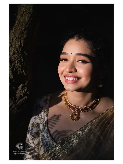 The play of light and shadow in this portrait of Priyanka is just magical. Her radiant smile is the highlight of this shot, enhanced by a clean and minimal makeup look.