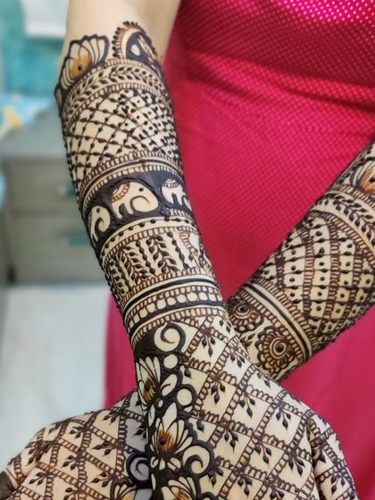 A closer look at the elephant band and jaal pattern from this baby shower design. Every detail is drawn with love and care.