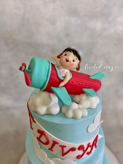 Up, up, and away! This cute pilot figurine was the centerpiece of a flight-themed birthday cake, all handmade without using any moulds.