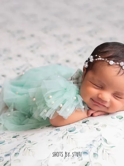 I believe every baby is a little piece of magic. This portrait captures that serene, dreamy state of a newborn, wrapped in softness and sleeping peacefully. It’s these quiet moments of pure innocence that I love to preserve for you.