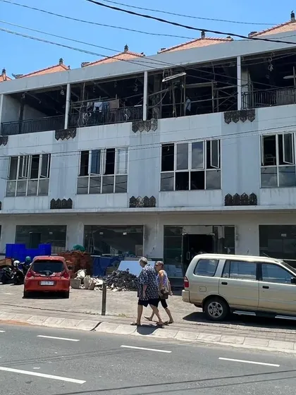 The exterior of our commercial project for Oriflame in Bali, with construction underway. Managing projects in different locations requires a deep understanding of local building practices and a flexible approach.