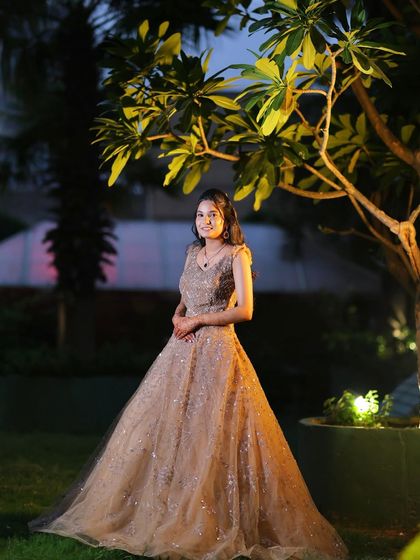 Another outdoor portrait, this time under a tree, creating a romantic and soft ambiance.