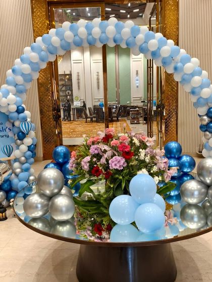 The entrance table decoration for the Hot Air Balloon party, featuring a balloon arch over a floral arrangement.