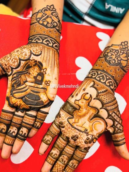 A closer look at the beautiful Shiv-Parvati design, showing the fine details in their expressions and adornments.