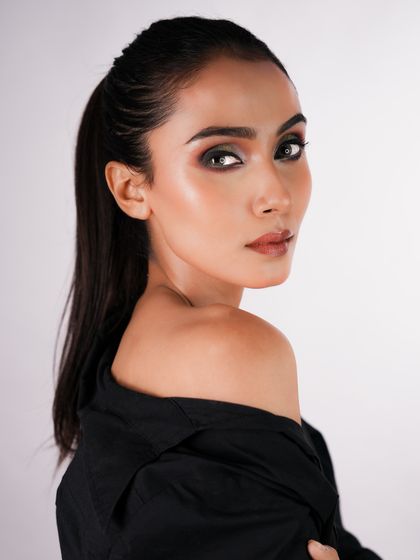 The over-the-shoulder pose highlights the beautiful sheen on the skin and the sharp eye makeup. You will learn how to make your clients look amazing from every angle.
