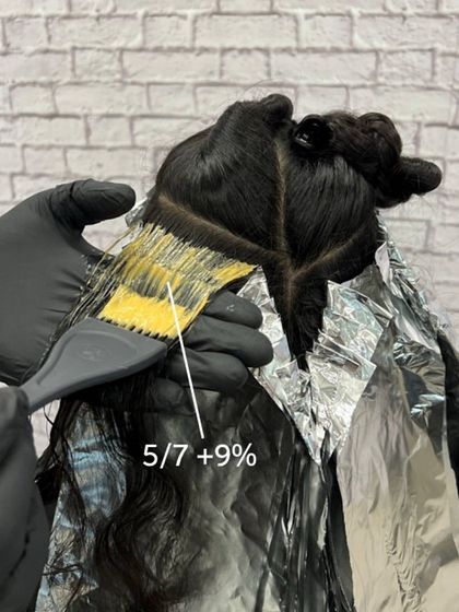 Applying the root shadow with Koleston Perfect. This creates depth and ensures a soft, natural grow-out.