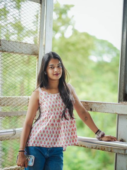 Using the structure of the bridge to frame the portrait. I'm always looking for interesting lines and shapes in the environment to make photos more dynamic.