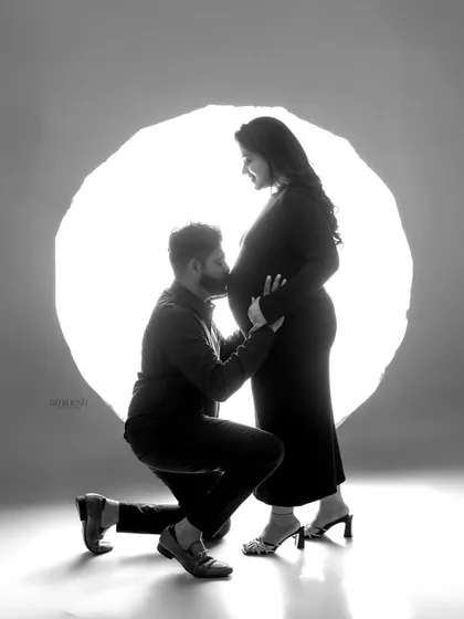 I love creating powerful, artistic silhouettes that focus on connection. This black and white portrait of an expecting couple captures the quiet anticipation and love in a simple, timeless way.