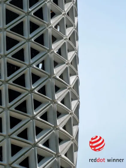 A close-up of the VERTO tower with the Red Dot Winner 2023 emblem. This award is a globally recognized mark of outstanding design quality.