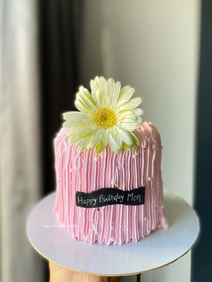 Elegant Floral & Minimalist Cakes photo 37