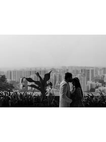 A timeless, romantic moment captured in black and white. This portrait against the city skyline feels both grand and incredibly intimate, a beautiful memory frozen in time.