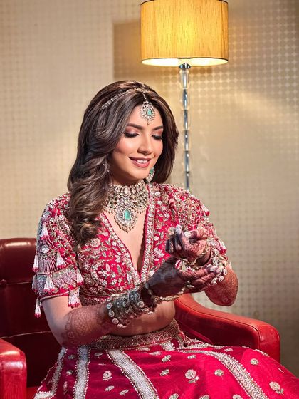 Priyanka's wedding look was all about softness and timeless beauty. We opted for gentle glam and a natural glow, proving that a red lehenga doesn't always need heavy makeup to make a statement.