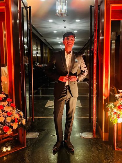 Ready to perform at a private event in Delhi. The elegant decor of the venue set the perfect tone for a night of sophisticated magic.