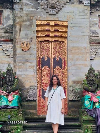 Our customer Archana wears our Avani white dress while traveling. It’s a testament to how our clothes, with their relaxed fits and soft fabrics, are perfect for any journey.