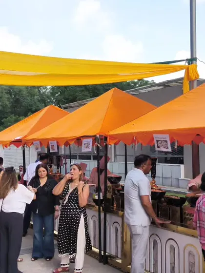 Guests lining up at our food stalls during an outdoor corporate event. We ensure efficient service and a wide variety of choices to keep everyone happy and well-fed throughout the day.