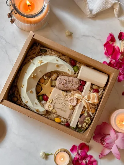 The Eid piñata box, a curated gift that includes the smashable moon, a hammer, and other themed treats, all beautifully packaged. It's a complete and memorable gift for friends and family.