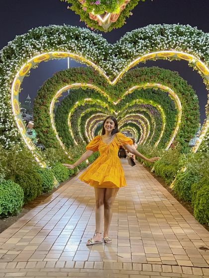 Another full-length picture in the heart tunnel. I can help you plan outfits that will make your travel photos pop.