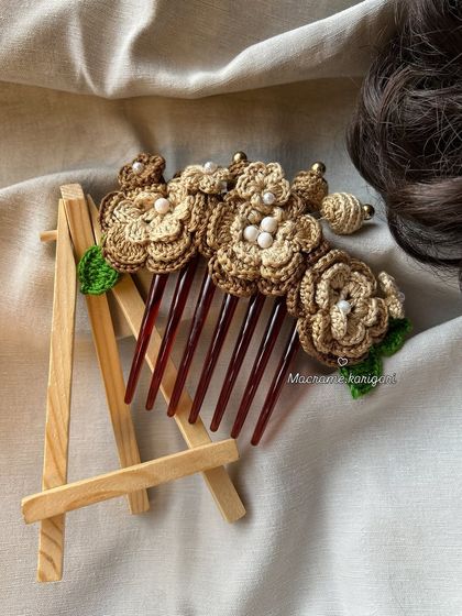 The neutral-toned floral bun comb is perfect for a subtle, elegant look. The beige and brown flowers are accented with delicate pearls for a touch of sophistication.