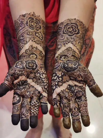 Another angle of this beautiful cutwork baby shower mehendi. The contrast between the dark henna and the skin creates a stunning visual effect.