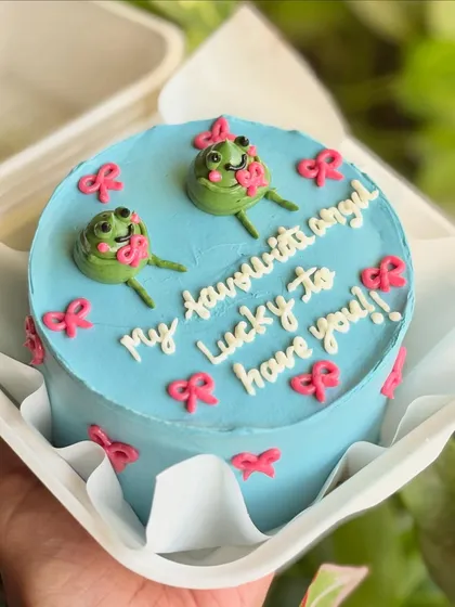 A little cake for a big friendship. This cute bento features two little frogs with bows, a perfect and funny gift for your favorite angel.