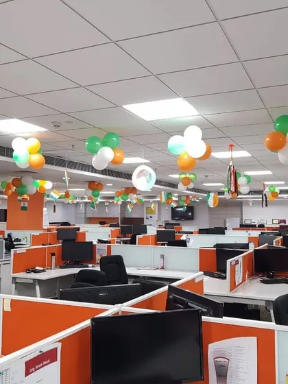 Another example of office cubicle decoration for Independence Day, using simple yet effective balloon arrangements to bring color and celebration to the workspace.