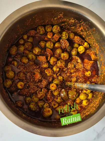 Here you can see the boiled gunda and kairi pieces mixed in a flavourful, spicy oil. Since gunda is so seasonal, I try to make as much stock as I can for my customers who wait for it all year.