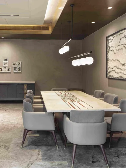 A wider view of the informal dining setup, designed for everyday family meals. The space is connected to the lounge and opens onto a courtyard, blending comfort with refined design.
