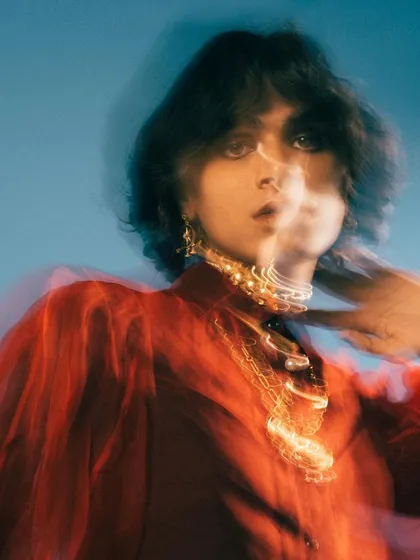 An experimental shot for Amama Jewels using motion blur. This technique adds a dynamic and artistic quality to the image, capturing a sense of movement and energy.