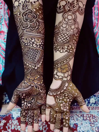 A beautiful example of a fusion design, combining the boldness of Arabic mehndi with the intricate details of Indian patterns.