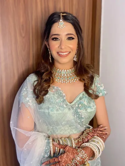 Aashna's radiant smile says it all. Her makeup was designed to feel light and look fresh throughout her outdoor wedding.