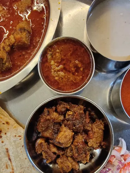 A memory from Kolhapur. This is what a real Mutton Kolhapuri thali looks like, with Mutton Fry, Tambada and Pandra Rassa, and Keema. This is the nostalgic flavour I recreate in my kitchen.