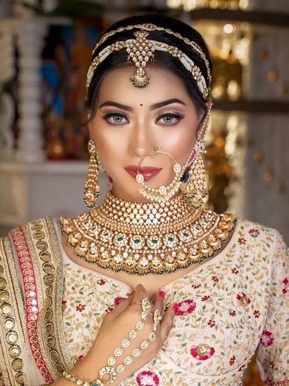 The full view of the Polki choker set, including the hathphool (hand harness), which is also available for rent.