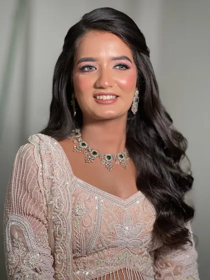 A beautiful portrait of the bride, looking fresh and elegant.