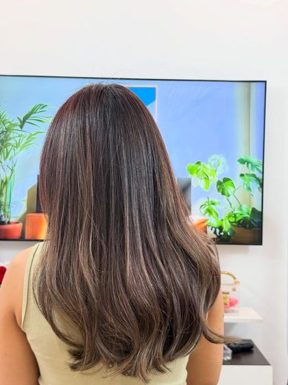 Another view of this color correction, showing the beautiful blend of tones and the healthy condition of the hair after the service.