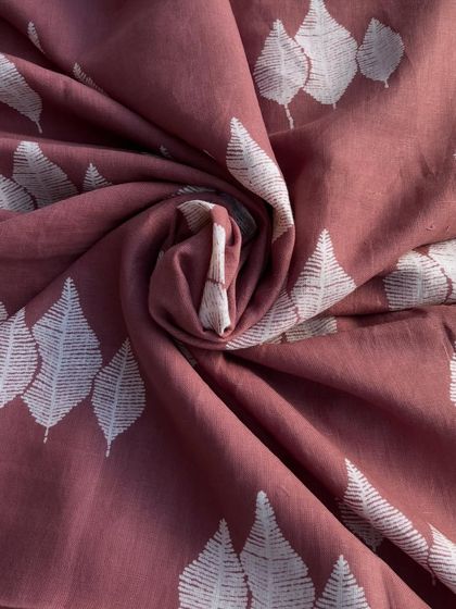 A rich mauve printed pure linen with a delicate leaf pattern. This fabric is sustainable, breathable, and beautiful, perfect for conscious and stylish dressing.
