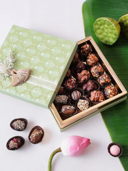 A touch of indulgence for Diwali. This triangular box is filled with our best chocolate treats: dates, truffles, clusters, and sugar-free date balls.